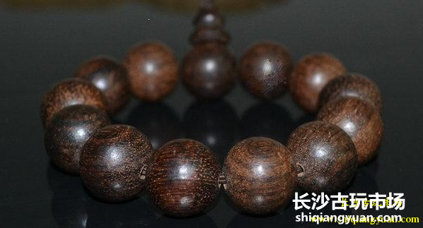 随着沉香藏品拍卖价格水涨船高，沉香佛珠手串