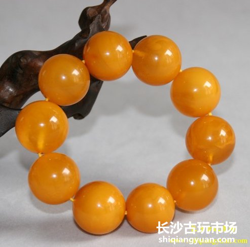 琥珀蜜蜡价格逐渐攀高，成为古玩市场的一匹黑