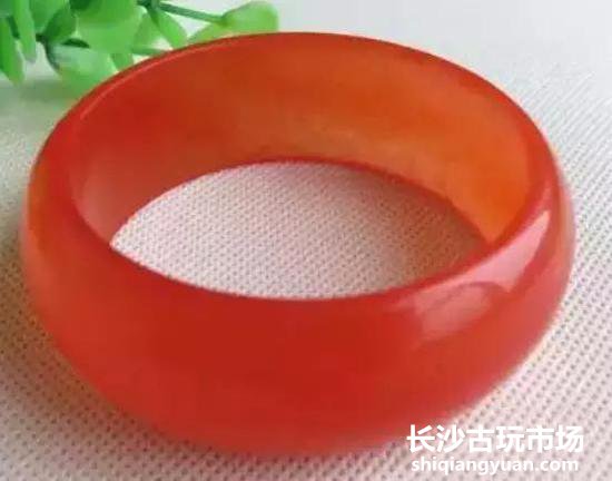 上图为染色的金丝玉手镯
