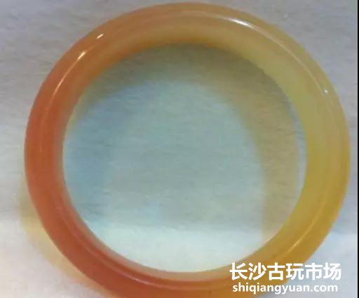 上图为充胶染色金丝玉手镯
