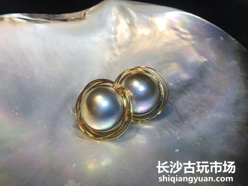 马贝珍珠(Mabepearls):主要海产于日本,由人工殖入半球形珠核,得出直径为10-20毫米的半球形珍珠,色泽呈幻彩。