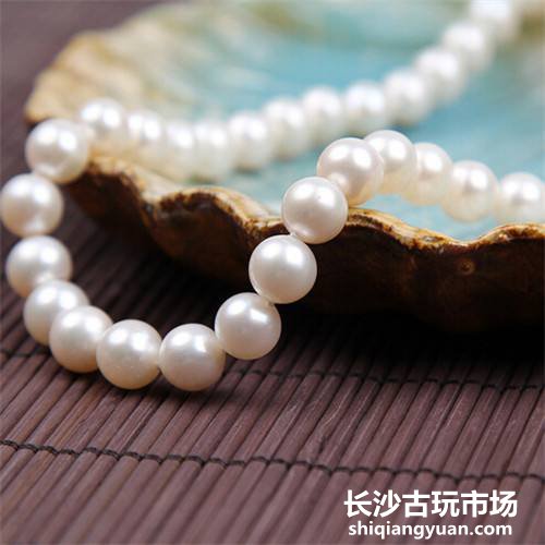 淡水珍珠(Freshwaterpearls):贝母为三角帆贝,直径仅只2-10毫米,几乎都在中国养殖。