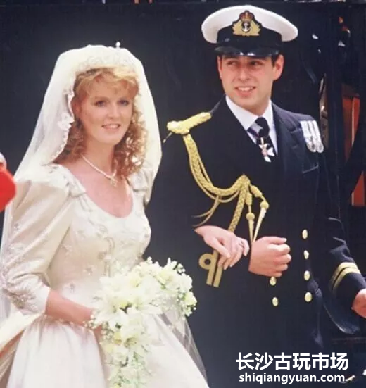 ▲安德鲁王子和弗格森女伯爵订婚的红宝石戒指 玫瑰金镶嵌 椭圆型切割 钻石镶嵌