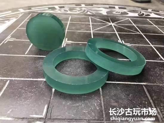 质地细腻的手镯,结晶颗粒非常细小,肉眼根本察觉不到。
