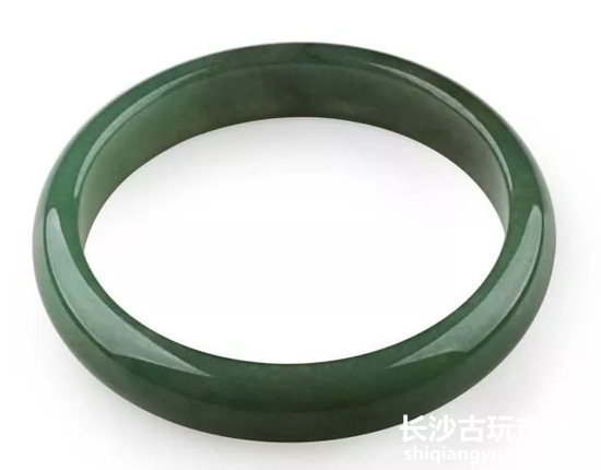 明度较低的翡翠手镯