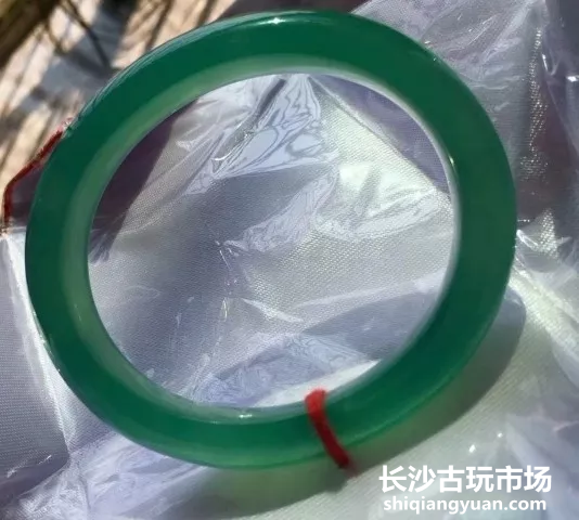 偏蓝的绿色