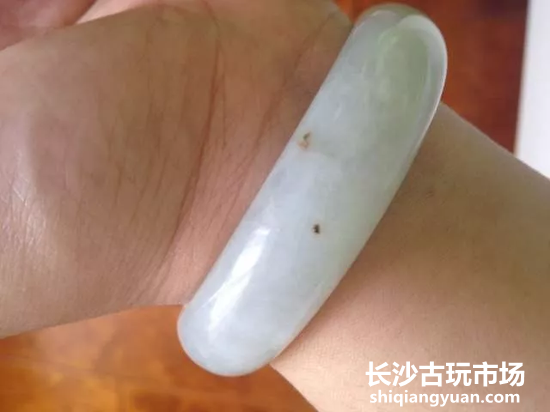 翡翠手镯上的黑点严重影响翡翠的价值