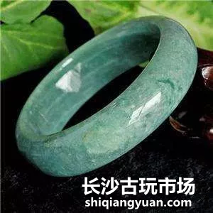 质地粗糙的手镯,可以感觉到明显的“颗粒感”。