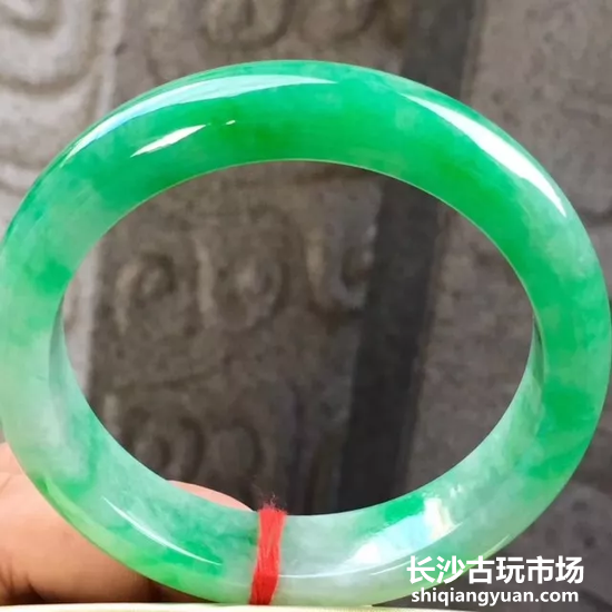 透明度越高,质地越细腻的翡翠手镯,价值越高