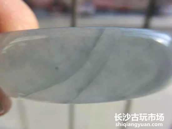 具有通裂的手镯,危及手镯的耐久性