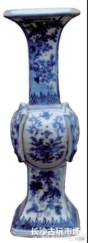 图13 明天启青花花卉纹方花觚 故宫博物院藏