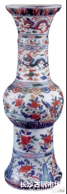 图11 明万历五彩云龙纹花觚 故宫博物院藏