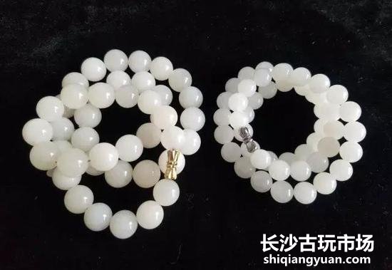 上图,左为和田玉,右为透闪石化大理石