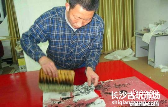 郝化彬对破损残缺书画进行装裱修复工作 孙瑞超 摄