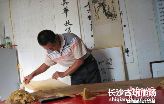 河北威县匠人用20余道工序演绎百年装裱修复技艺