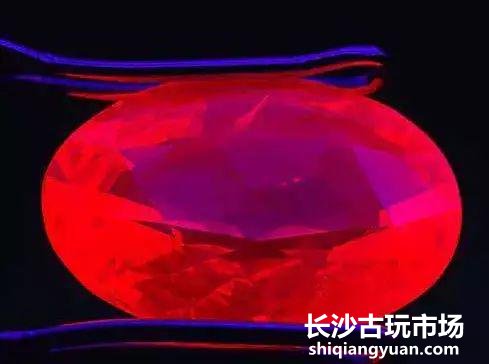 红宝石在365nm紫外线下的荧光