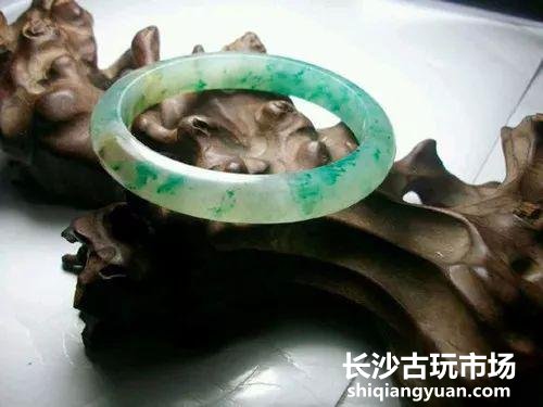 绿色独山玉,有没有一点像飘花翡翠?