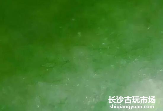 绿色染剂沿裂隙呈细丝状分布
