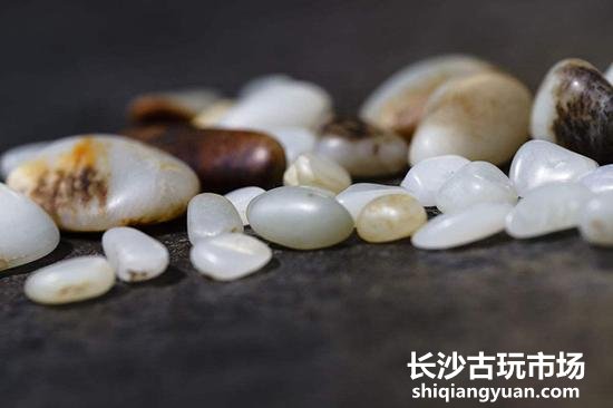 为什么带皮的和田玉籽料价格要比光白籽的高？