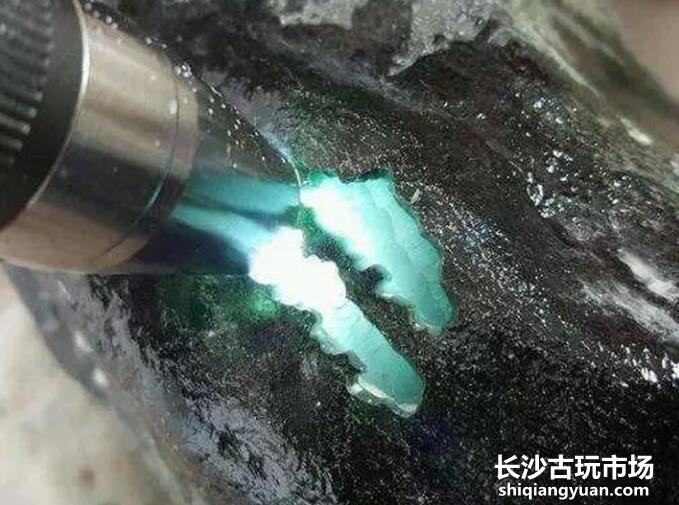 翡翠赌石利益大，但翡翠王朝永远“禁赌”