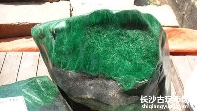 央视揭秘翡翠造假  翡翠价格趋近透明 少有货好