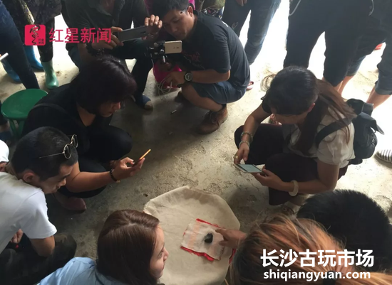 陨石交易现场的陨石展示与讨价还价