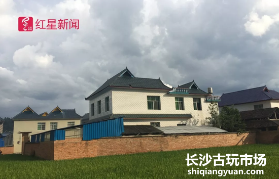 玉儿说家的楼顶被陨石砸了一个大洞