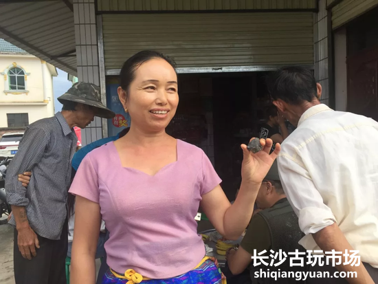 村民展示搜寻到的陨石