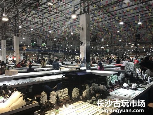 外媒探访中缅边境翡翠市场 翡翠主播成行业救星