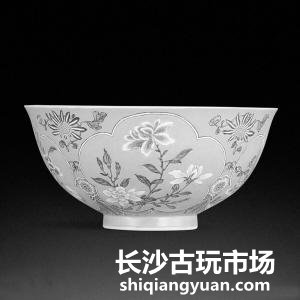 ■清康熙粉红地珐琅彩花卉纹碗。