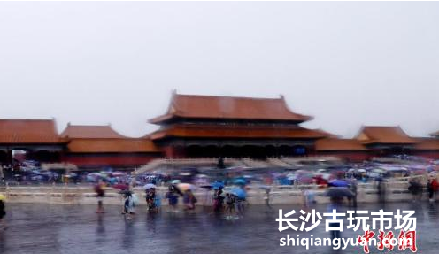 资料图:7月17日,北京连日降雨,游客在北京故宫游览兴致不减