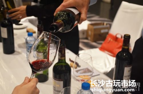 你知道如何品鉴葡萄酒吗？