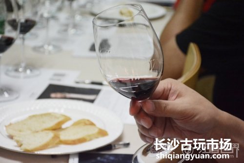 你知道如何品鉴葡萄酒吗？