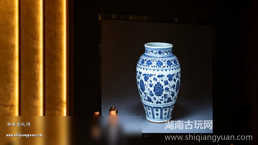 拍卖预展 明清官窑瓷器展柜