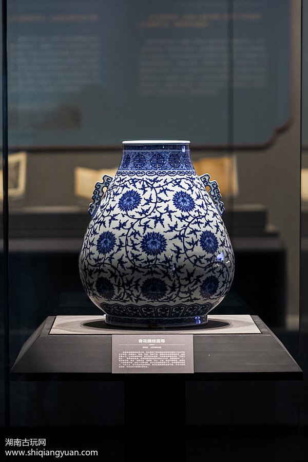 清乾隆青花缠枝莲尊